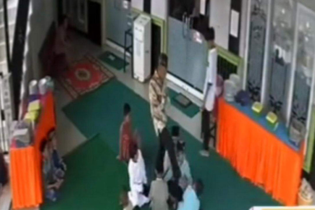 Masya Allah! Tertangkap Kamera CCTV, Pria Tendang Kepala Sejumlah Bocak di Masjid